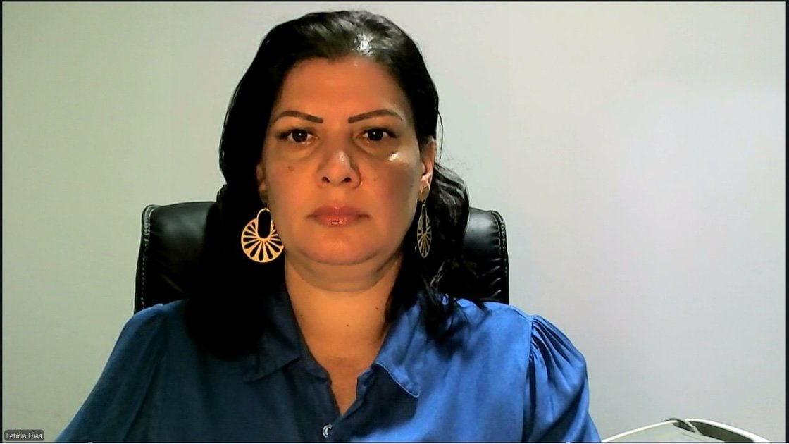 Antes: Letícia com iluminação dura e fundo vazio, com aparência amadora